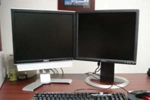 Twee schermen met één hoofdscherm en één bijscherm