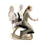 Verstelbare rugleuning bij de Thatsit kniestoel.