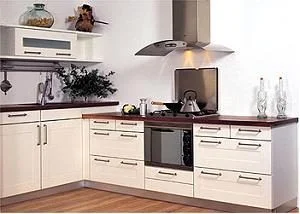 Keuken met twee verschillende aanrechthoogtes voor het droge en natte deel.