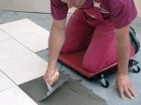 Kniekar tijdens geknield werken