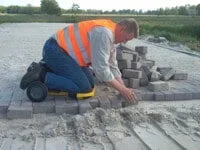 Geknield werken op een vlijkar