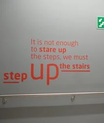 Motiverende tekst in trappenhal