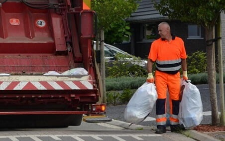 Afvalophaling met vuilzakken