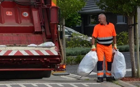 Afvalophaling met vuilzakken