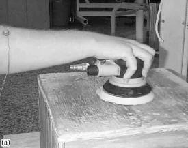 Een schuurmachine stabiliseren met de blote hand vraagt veel kracht. 