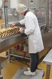 Inpakken van pralines als voorbeeld van staand werken.