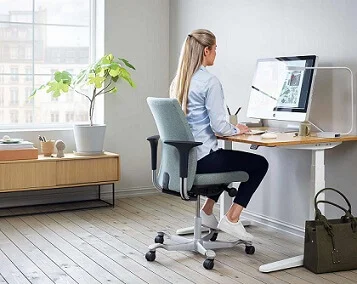 Thuiswerken op een bureaustoel en op een groot scherm.