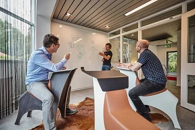 Hybride kantoor van de toekomst met flexibele of polyvalente ruimtes.