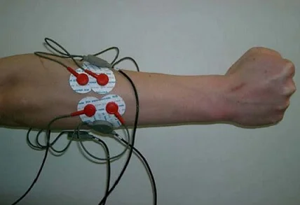 EMG of spierspanning meten als maat van kracht.