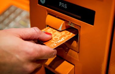 Bankkaart vergeten uit de automaat te nemen.
