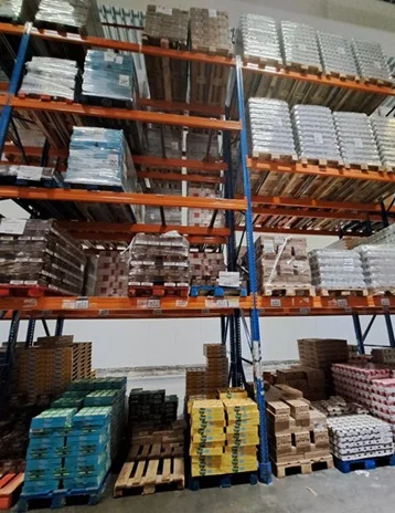 Verschillende niveaus van racks in een magazijn.