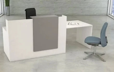 Balie met beenruimte voor rolstoel.